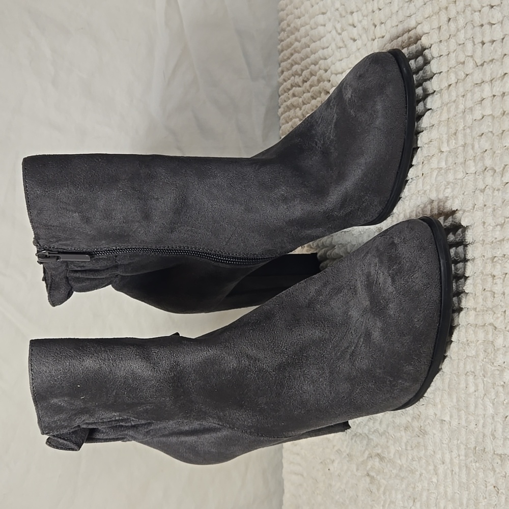 Impo Stretch heeled booties size 9